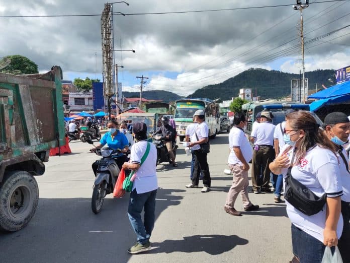 hari_pers_nasional_wartawan_di_toba_edukasi_warga_patuhi_prokes