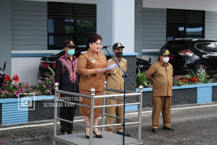 hari_pertama_bertugas_bupati_karo_pimpin_apel_perdana_bersama_asn