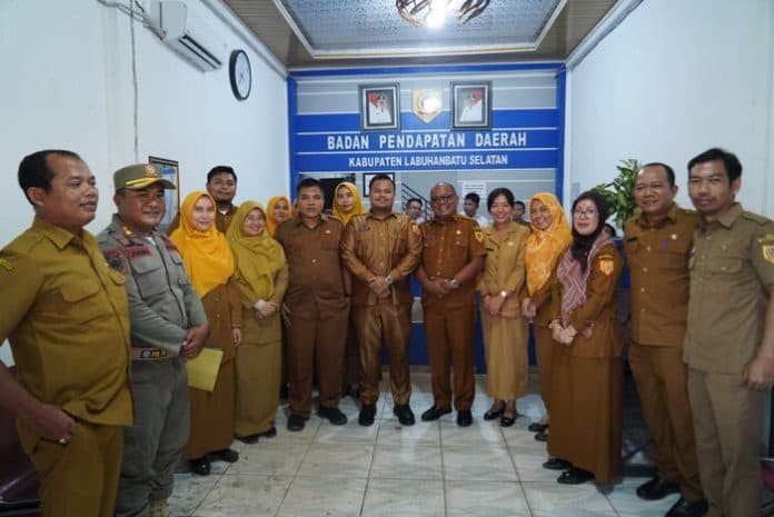 hari_pertama_kerja_usai_libur_bupati_labusel_sidak_kehadiran_asn