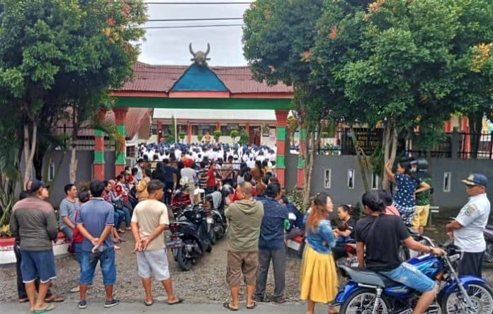 hari_pertama_masuk_sekolah_orangtua_nunggu_depan_pintu_gerbang_ini_kata_disdik