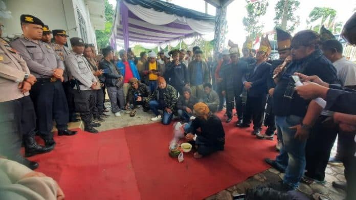 hari_pertama_pendaftaran_cakada_demban_martabas_ritual_potong_ayam_hitam_di_kpu_simalungun