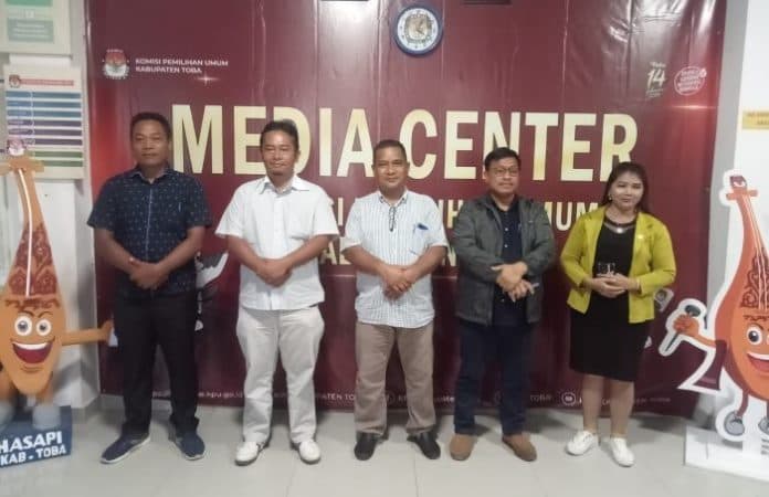 hari_pertama_pendaftaran_calon_bupati_di_kpu_toba_masih_kosong
