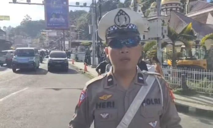 hari_pertama_tahun_baru_2025_arus_lalu_lintas_di_parapat_terpantau_ramai_lancar