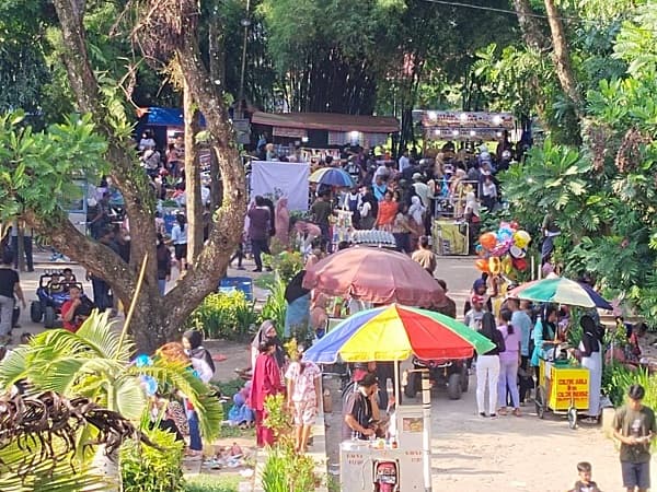 hari_pertama_tahun_baru_ribuan_pengunjung_padati_lapangan_merdeka_siantar