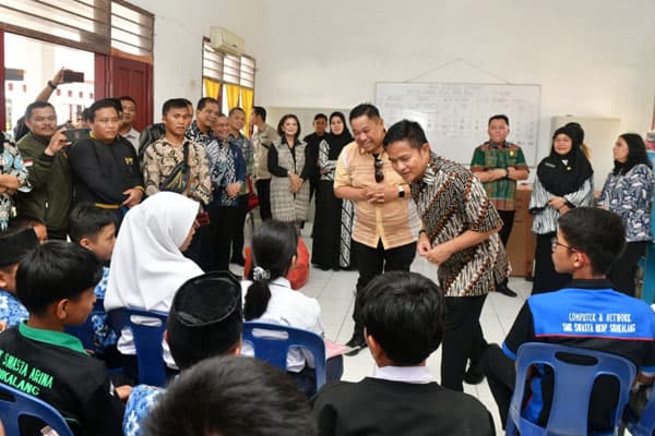 hassanudin_ceritakan_hidup_sebagai_pedagang_asongan_ke_anak_panti_yang_bermimpi_jadi_gubernur