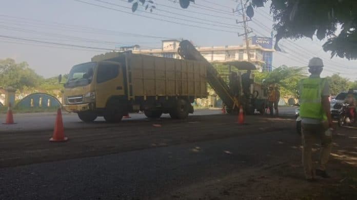 hati_hati_ada_pengerukan_aspal_di_ruas_jalan_prof_hm_yamin_tebing_tinggi