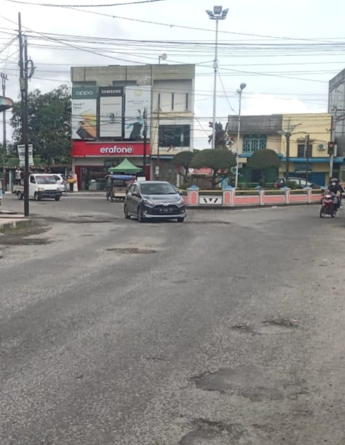 hati_hati_banyak_lubang_di_jalan_h_djuanda_tebing_tinggi
