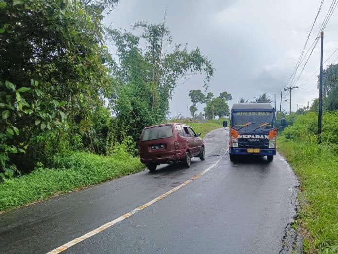 hati_hati_gundukan_berbahaya_sering_bikin_truk_oleng_di_jalan_besar_saribudolok_simalungun