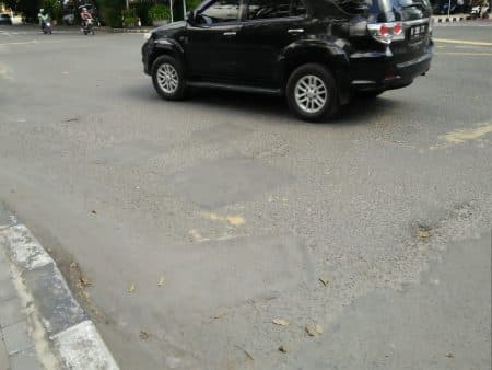 hati_hati_jalan_di_persimpangan_empat_depan_lapangan_benteng_medan_tak_rata