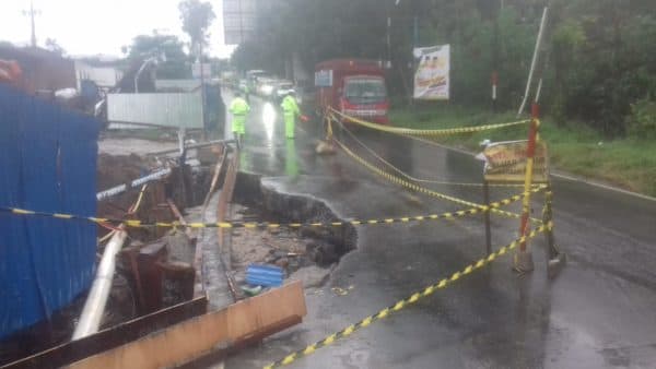 hati_hati_jalan_medan_simpang_gagak_siantar_longsor_tonton_videonya_disini