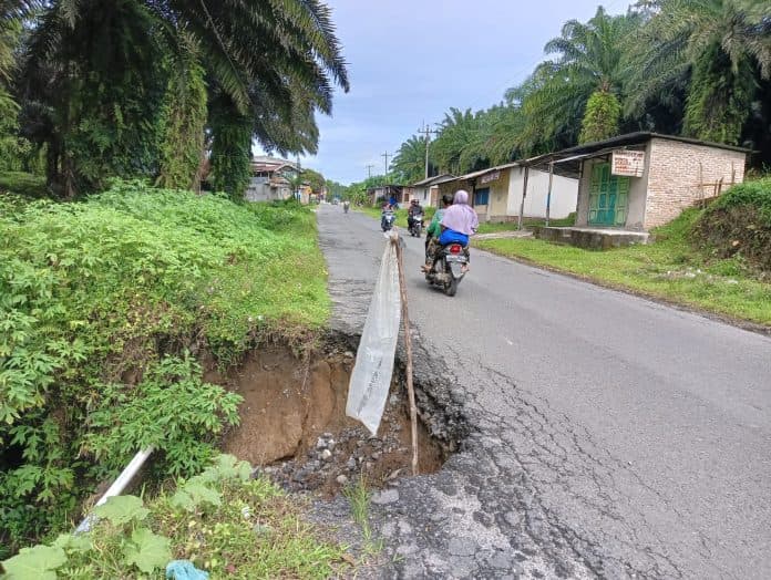 hati_hati_jalan_provinsi_di_simpang_raya_kecamatan_panei_amblas