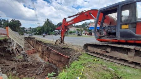 hati_hati_tepi_jalan_pdt_justin_sihombing_siantar_lagi_perbaikan_akibat_longsor