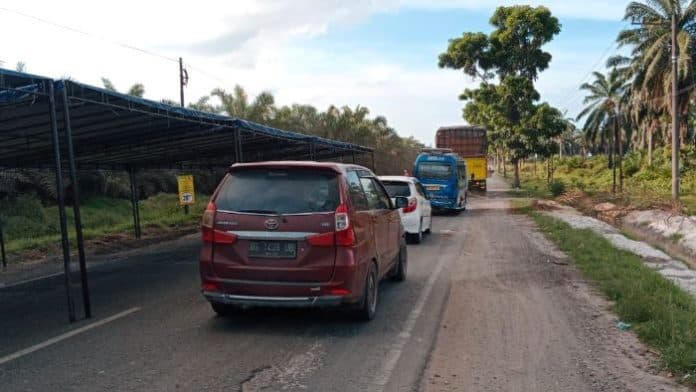 hati_hati_terjebak_macet_ada_proyek_pengecoran_di_jalinsum_asahan
