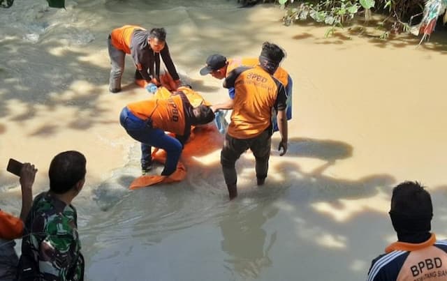 heboh_ada_mayat_sangkut_di_atas_batu_sungai_bah_kapul