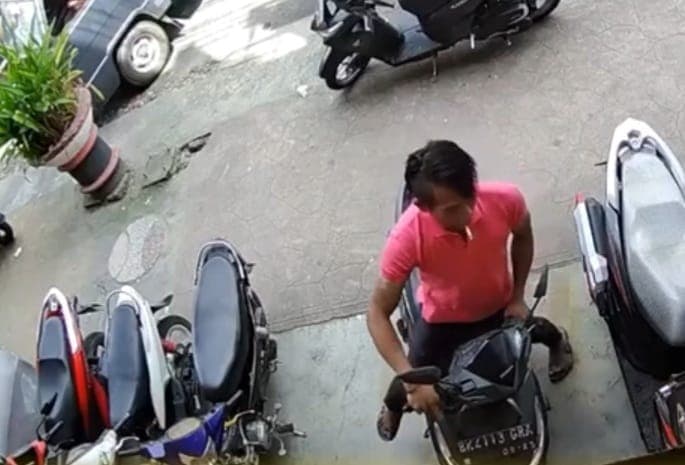 heboh_aksi_pencurian_sepedamotor_terekam_cctv_di_pematangsiantar_pelaku_pakai_baju_pink