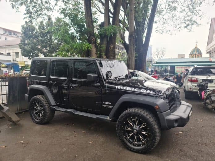 heboh_beredar_foto_oknum_hakim_pamer_mobil_mewah_di_pn_medan