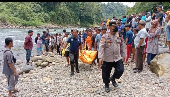 heboh_mayat_pria_ditemukan_di_aliran_sungai_bahbolon_sipispis