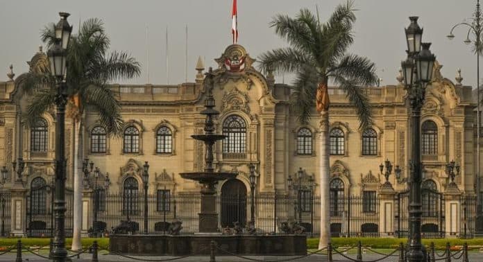 heboh_polisi_peru_gerebek_istana_kepresidenan