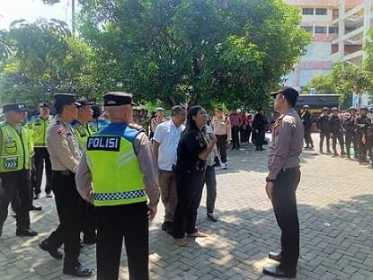 heboh_seorang_wanita_siram_air_dan_lempar_sandal_ke_arah_jokowi