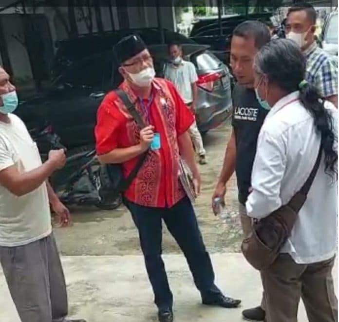heboh_seorang_warga_siantar_ngamuk_di_luar_gedung_dprd
