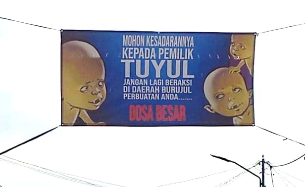 heboh_spanduk_bertuliskan_pemilik_tuyul_jangan_beraksi_lagi