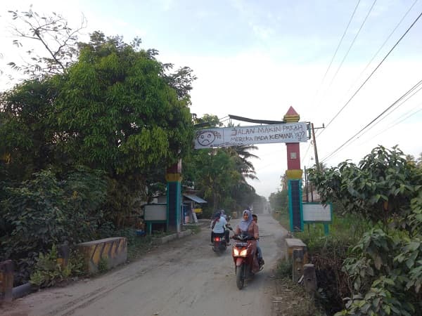 heboh_warga_di_asahan_pasang_spanduk_di_gapura_jalan_rusak_parah