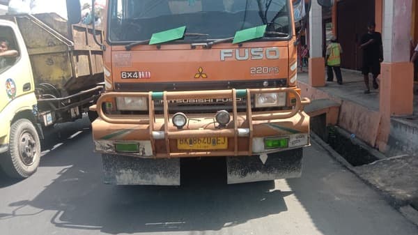hendak_mendahului_pengemudi_honda_beat_remuk_dilindas_truk