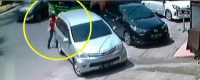 hendak_mengatur_mobil_keluar_seorang_jukir_ditabrak_bus_trans_metro_deli