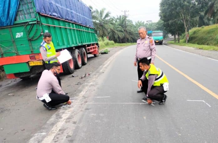 hendak_menyalip_warga_mangkai_baru_tewas_ditabrak_truk_fuso