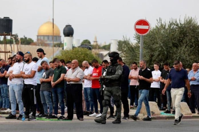 hendak_salat_tarawih_di_masjid_al_aqsa_warga_palestina_dipukuli_pasukan_israel