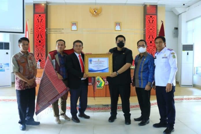 hibahkan_lahan_ke_pemkab_bupati_samosir_sampaikan_penghargaan_pada_pimpinan_ksp_makmur_mandiri