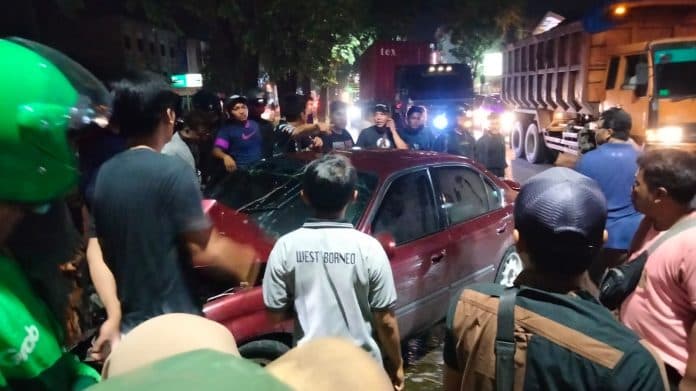 hilang_kendali_mobil_ferio_tabrak_pohon_di_jalan_gagak_hitam_medan