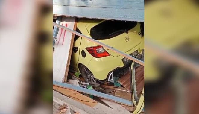 hilang_kendali_wanita_pengemudi_mobil_city_car_tabrak_warung