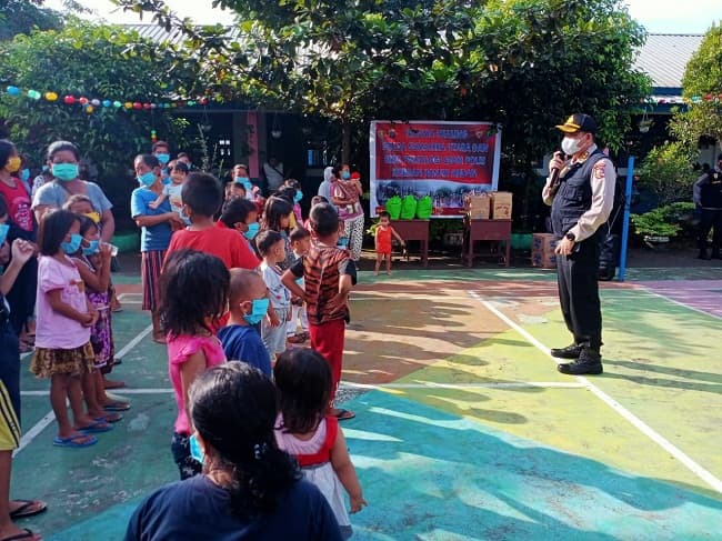 hilangkan_rasa_trauma_anak_korban_banjir_ini_yang_dilakukan_polisi