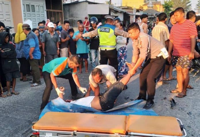 hindari_jalan_rusak_pengendara_sepeda_motor_tewas_dilindas_truk_di_marelan