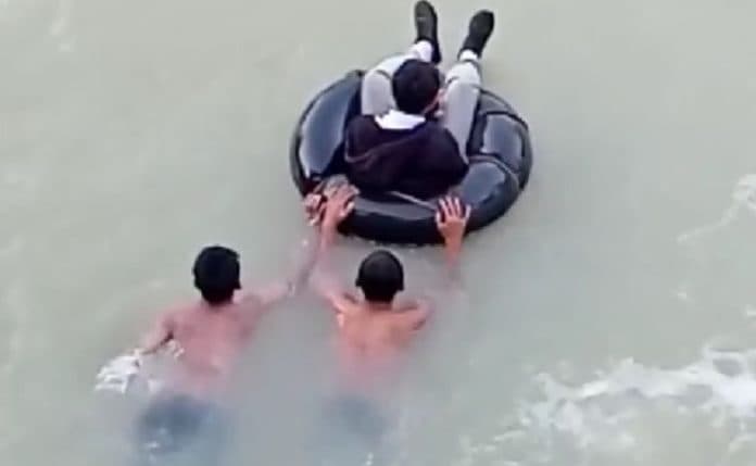 hindari_jembatan_rusak_siswa_sma_terjatuh_ke_sungai_galang_deli_serdang