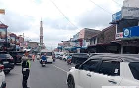 hindari_kemacetan_disbudparekraf_dishub_simalungun_koordinasi_optimalkan_arus_lalu_lintas_di_parapat