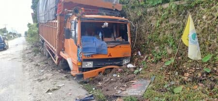 hindari_mobil_truk_tronton_terperosok_ke_parit_di_sumbul_dairi