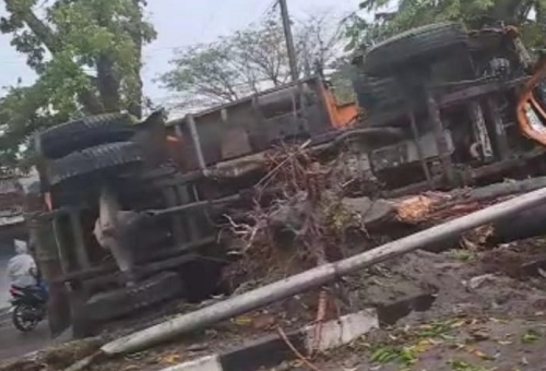 hindari_sepeda_motor_truk_pasir_terguling_hantam_pohon_di_pangkalan_masyhur