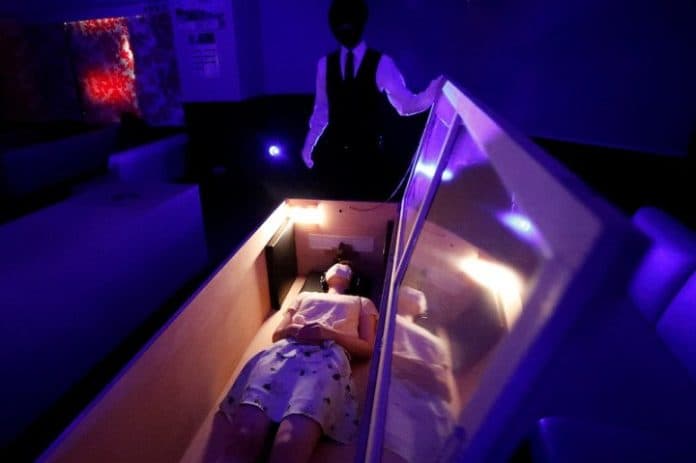 hindari_stres_akibat_corona_malah_masuk_ke_peti_mati_ditemani_zombie