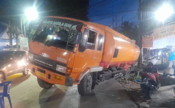 hindari_tabrakan_truk_muatan_cpo_masuk_parit_di_kelurahan_siopat_suhu