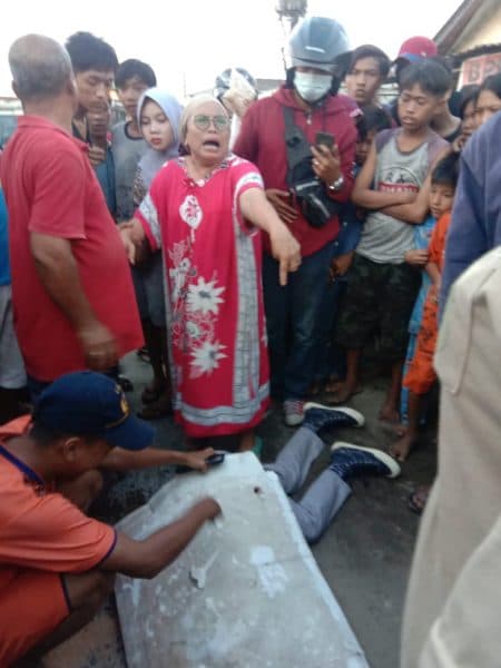 hindari_tumpukan_pasir_di_jalan_abg_digilas_truk_usai_jatuh_dari_sepeda_motornya_di_belawan