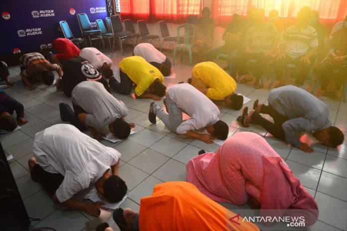 hingga_jumat_pagi_22158_narapidana_dan_anak_telah_dibebaskan