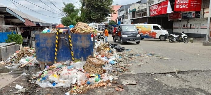 hingga_siang_sampah_di_simpang_lampu_merah_jalan_patuan_anggi_masih_menumpuk