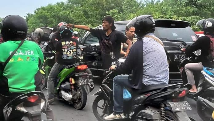 hitam_putih_pak_ogah_bertahan_di_tengah_keriuhan_ibu_kota