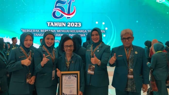 hkg_pkk_nasional_ke_51_gandaria_lumbantobing_terima_penghargaan_sebagai_kader_inspiratif_pkk