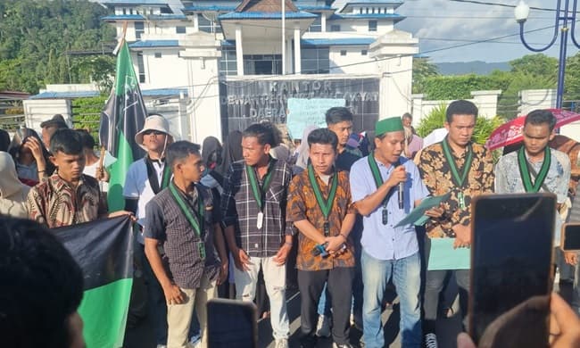 hmi_demo_nilai_dprd_tapteng_tendensius_dan_tak_paham_tupoksi