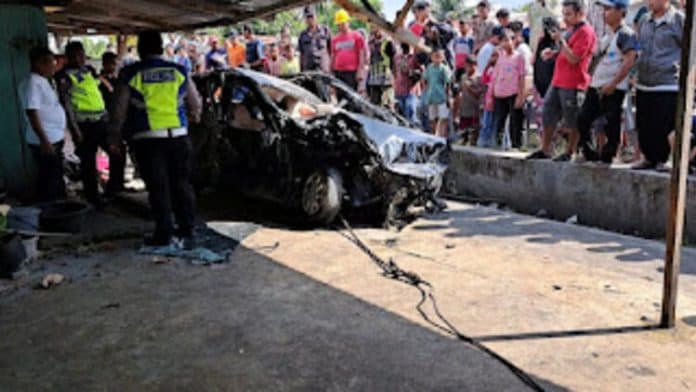 honda_brio_digilas_kereta_api_di_tebing_tinggi_2_orang_dilarikan_ke_rs