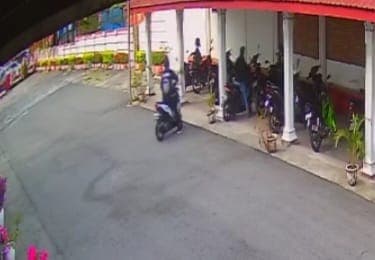 honda_vario_dicuri_dari_parkiran_gereja_hkbp_jalan_gereja_siantar_aksi_pelaku_terekam_cctv