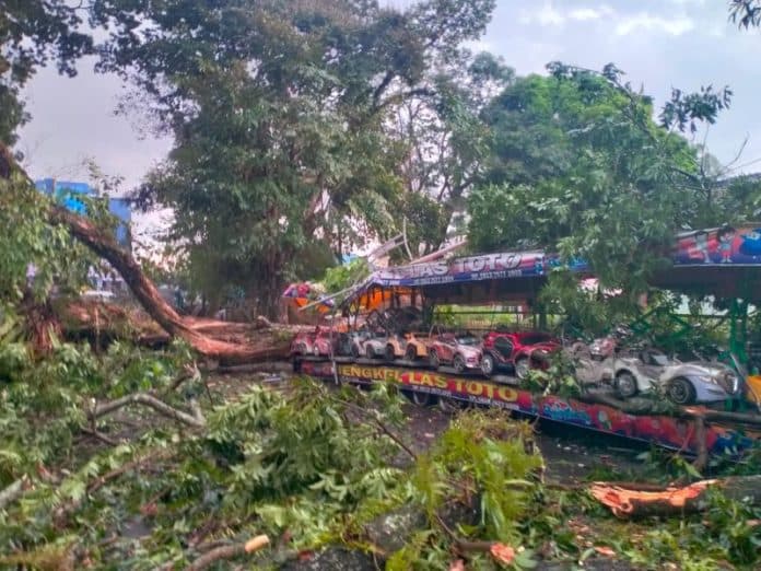 hujan_angin_di_siantar_mencekam_warga_histeris_lihat_pohon_timpa_odong_odong_dan_sepeda_motor